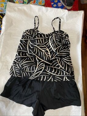 Trimshaper Women's Black And White One Piece Swimsuit. Good Condition. Size 12.